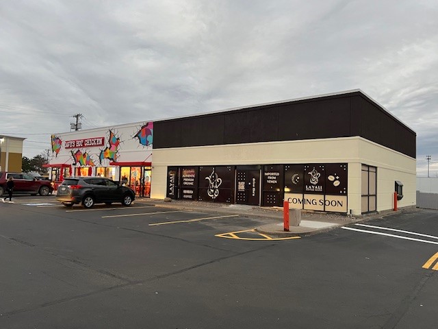 Dave’s Hot Chicken & Layali Coffee – Double Drive Thru